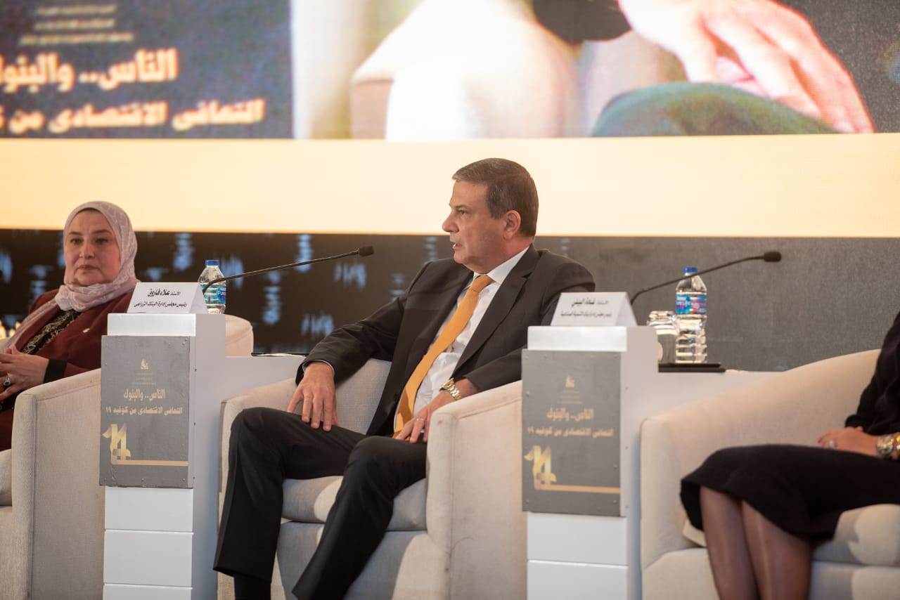 علاء_فاروق_خلال_مشاركته_في_مؤتمر_الناس_والبنوك2