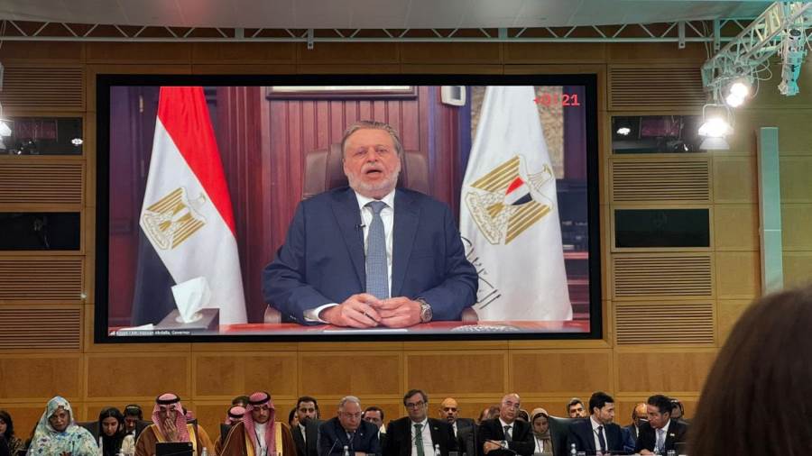 حسن عبدالله يشارك في اجتماع محافظي البنوك المركزية بالشرق الأوسط عبر تقنية الفيديو كونفرانس