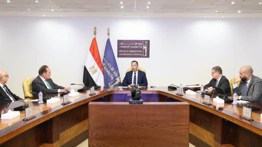 وزير الاتصالات يبحث مع وفد جمعية رجال الأعمال فرص الاستثمار في صناعة التعهيد