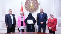 وزير العمل يسلم ماكينات خياطة لخريجات برامج التدريب