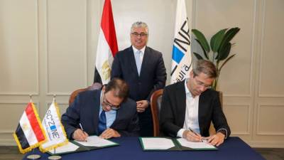 رئيس اقتصادية قناة السويس يشهد توقيع عقد مشروع شركة بيرل لإنتاج البولي يوريثان بمنطقة السخنة الصناعية