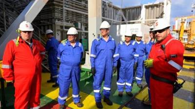 وزير البترول يتفقد أعمال حفر البئر الاستكشافي "خنجر 1" بغرب المتوسط 