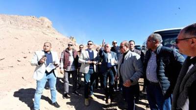 وزير الإسكان يتفقد مشروع ازدواج ورفع كفاءة طريق مطار سانت كاترين