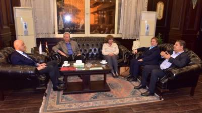 بالصور .. محافظ الأقصريستقبل ادارة مهرجان الأقصر للسينما الأفريقية بحضور حميدة 