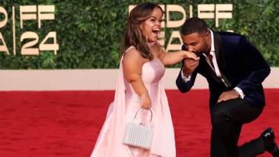 بالصور .. كريم فهمي بلفتة انسانية يدعم مريم شريف بطلة سنو وايت بعرض الفيلم بمهرجان البحر الأحمر 