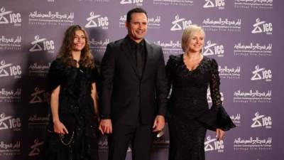 بالصور .. ظافر عابدين يتسلم تكريمه بأيام قرطاج السينمائية برفقة زوجته وابنته 