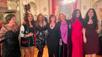 بالصور .. الهام شاهين تحتفل بأعياد ميلاد نجوم  برج الجدي تزامنا مع ميلادها بمنزلها 