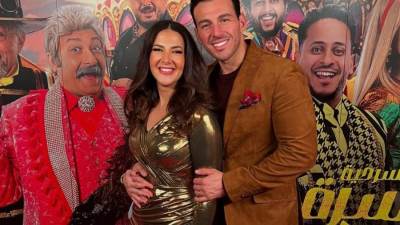 بالصور .. رامي رضوان يهنئ زوجته دنيا سمير غانم بمسرحيتها الجديدة" مكسرة الدنيا " 