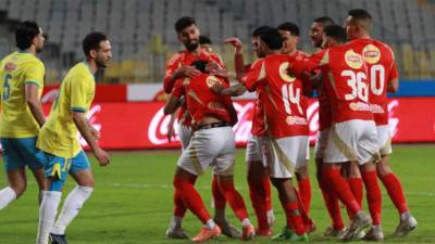 الأهلي يستعيد صدارة الدوري برباعية في الإسماعيلي قبل القمة 