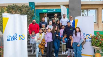 موظفو البنك الأهلي الكويتي مصر وأسرهم يتطوعون لتعبئة كراتين رمضان