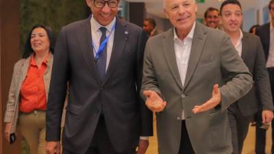 أبو ريدة يلتقي نظيره الفرنسي فيليب ديالو ويهديه درع الاتحاد وقميص المنتخب 