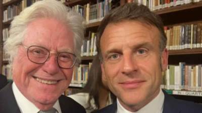 حسين فهمي ينشر صورته مع الرئيس الفرنسي " ماكرون " : شكرا على دعمك للفلسطينيين 