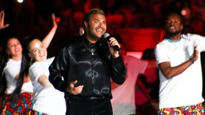 بالصور .. رامي صبري يشعل أجواء حفل افتتاح بطولة كأس أمم افريقيا للشباب 