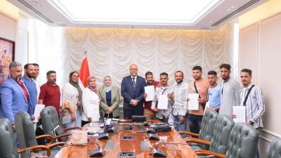 وزير العمل يُسلم عقود عمل لعمال مصريين للعمل في زراعة النخيل وتربية السمان بالأردن 