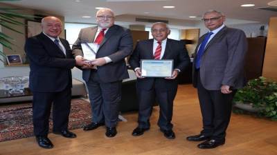 شركة “Madico” الأمريكية تكرم البنك الأهلي المصري