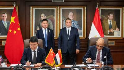 محافظ البنك المركزي يستقبل نظيره الصيني ويشهدان توقيع 3 مذكرات للتعاون المشترك