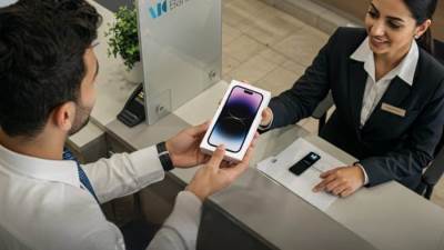 بنك ABC يمنح الفائزين في حملة حساب "يوم بيوم" هواتف IPHONE 16 PRO 