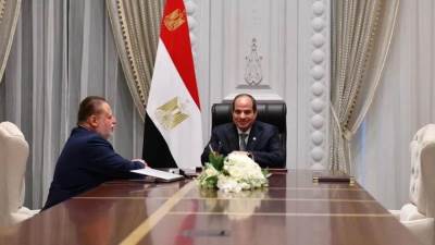 الرئيس عبد الفتاح السيسي يجتمع مع محافظ البنك المركزي