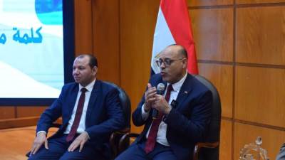 وزير العمل ومحافظ القليوبية يسلمان عقود عمل لذوي الهمم لدمجهم في سوق العمل 
