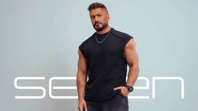 بالصور .. تامر حسني يروج لبراند الملابس الجديد باسمه " seven