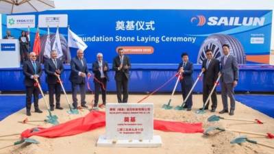 رئيس "اقتصادية قناة السويس" يشهد وضع حجر الأساس لمصنع "سايلون" الصينية لإطارات السيارات بالسخنة 