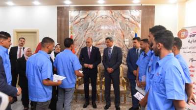 وزير العمل ومحافظ السويس يٌسلمان 81 عقد عمل للشباب من بينهم 31 عقدًا لذوي همم 
