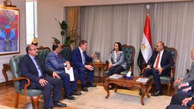 وزير العمل يقرر تسوية ودية وصرف تعويضات للعاملة التى توفيت طفلتها الرضيعة على ذراعها