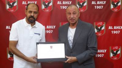 «الخطيب» يُكرم عماد النحاس تقديرًا لجهوده مع الأهلي