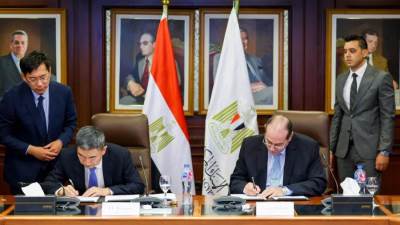 نائب محافظ البنك المركزي ونائب وزير الإدارة الوطنية الصينية للتنظيم المالي يوقعان مذكرة للتعاون المشترك