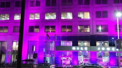 ميدبنك يضئ مركزه الرئيسي باللون الوردي للتوعية بسرطان الثدي