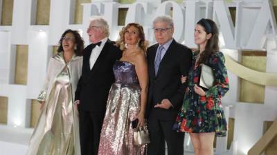 بالصور .. حسين فهمي ويسرا على ريد كاربت فيلم اسكندرية كمان وكمان بمهرجان الجونة السينمائي 