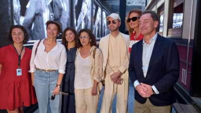 يسرا تصطحب سفير فرنسا ووفد أجنبي في زيارة لمعرض يوسف شاهين بالجونة السينمائي برفقة ماريان خوري