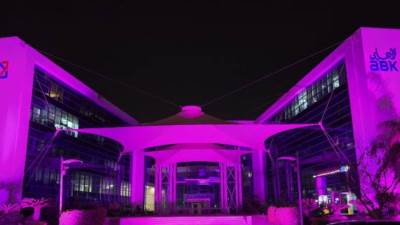 البنك الأهلي الكويتي يضيء مقره الرئيسي باللون الوردي وينظم ندوة طبية توعوية للموظفات