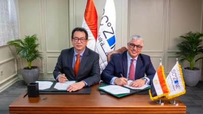 رئيس اقتصادية قناة السويس يوقع عقد "إتش أند إل" للملابس الجاهزة