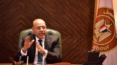 وزير العمل يقرر إيقاف نشاط 11 شركة لإلحاق العمالة بالخارج لمخالفتها أحكام القانون