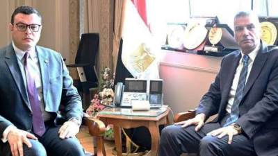  وزير الإسكان يستقبل محافظ أسوان لبحث ملفات العمل المشترك