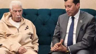 وزير الرياضة يطمئن على الحالة الصحية لحسن شحاتة