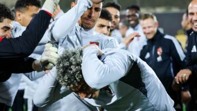 لاعبو الأهلي يحتفلون بعيد ميلاد "إمام عاشور" بطريقتهم الخاصة