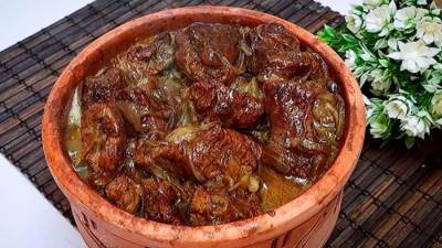 هنفطر إيه النهاردة 20 رمضان؟.. طريقة عمل طاجن اللحم بالبصل في الفرن 