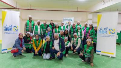 موظفو الأهلي الكويتي وأسرهم يتطوعون لتعبئة كراتين رمضان