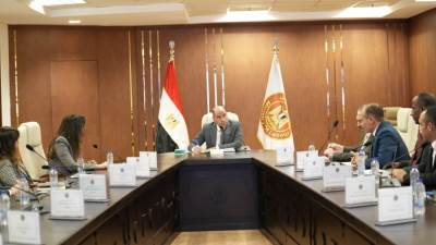 وزير العمل يبحث آليات تضمن توسيع مظلة الحماية الاجتماعية مع شركات توصيل الطلبات