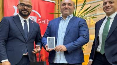 بنك saib يسلم هاتف iPhone 17 للفائز بحملته الترويجية لبطاقاته الائتمانية خلال رمضان