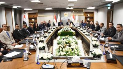 وزير الشباب والرياضة يعقد اجتماع موسع مع مسؤولي شركة استادات 