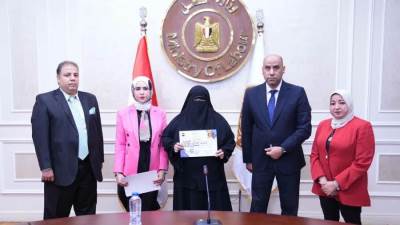 وزير العمل يسلم ماكينات خياطة لخريجات برامج التدريب