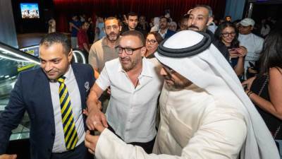 بالصور .. زحام جماهيري كبير في الكويت واستقبال استثنائي لأحمد السقا وياسمين عبد العزيز في Warehouse