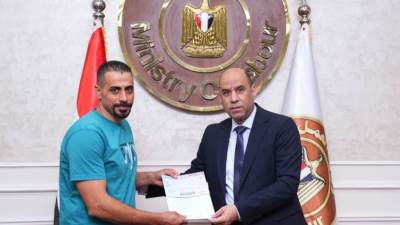 وزير العمل يسلم عقود توظيف للعمالة بشركة لبنانية 