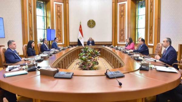 اجتماع الرئيس السيسي مع رئيس الحكومة ومحافظ المركزي وعددا من الوزراء