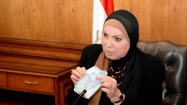 وزيرة الصناعة تبحث مع منتجى الملابس الجاهزة تصنيع الكمامات القماش