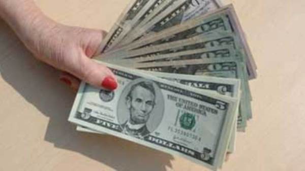 الدولار يتراجع لأدنى مستوى في أسبوع بفعل آمال بيانات إيجابية