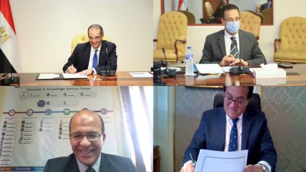 وزيرا الاتصالات و التعليم العالي أثناء التوقيع